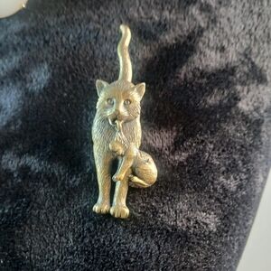 Elegant Gold Cat Brooch